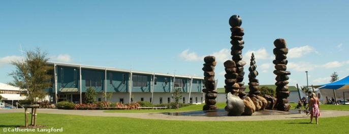  Chris Booth's stone and bronze sculpture towers 11m high giving Kerikeri a distinctive landmark. 